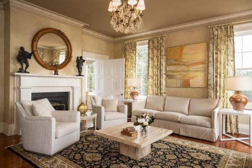 查尔斯顿The Jasmine House的客厅配有沙发和桌子