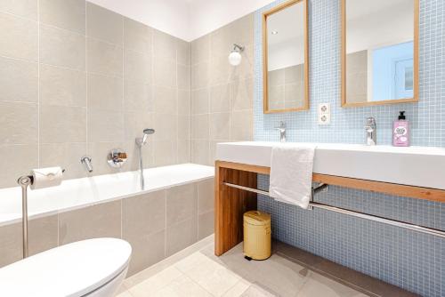 阿姆斯特尔芬Luxurious Family Home Amstelveen的一间带水槽、浴缸和卫生间的浴室