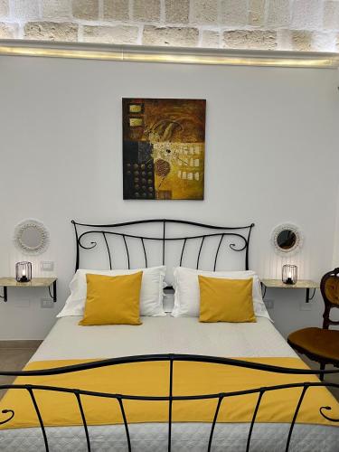 塔兰托Bien-être Exclusive Apartment的一间卧室配有一张带黄色枕头的大床