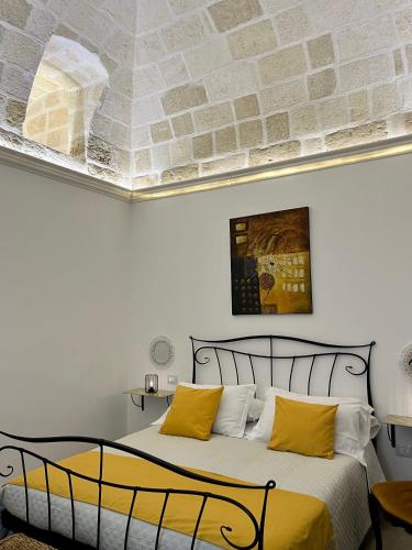 塔兰托Bien-être Exclusive Apartment的一间卧室配有一张带黄色枕头的大床