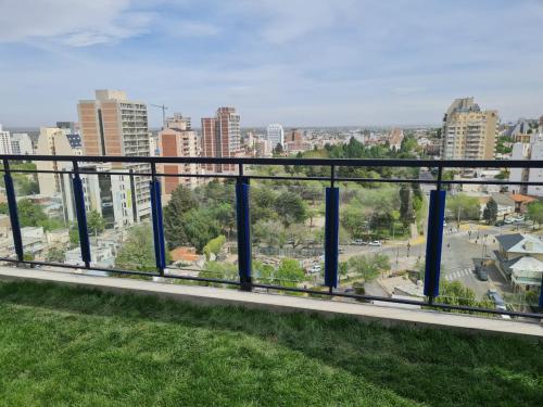 内乌肯Luxury Bim 7的阳台享有城市美景。