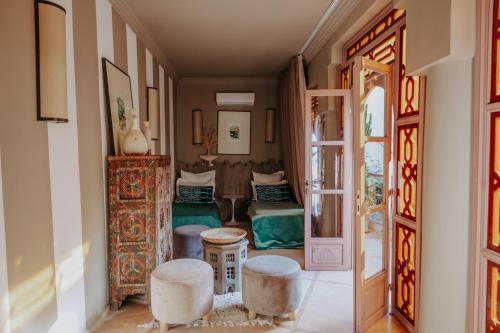 马拉喀什117号摩洛哥传统庭院住宅的走廊设有2张凳子和1间客厅