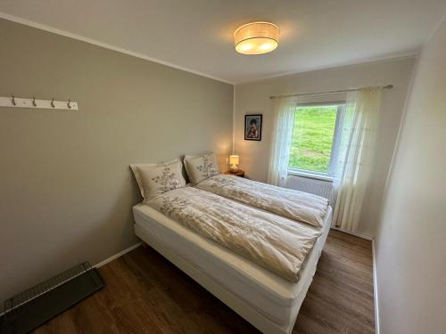 Stóra-SandfellLitla-Sandfell Guesthouse的一间小卧室,配有床和窗户