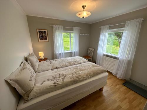 Stóra-SandfellLitla-Sandfell Guesthouse的一间卧室设有一张床和两个窗户。