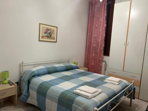 威尼斯CA, BOTTE的一间卧室配有带毛巾的床