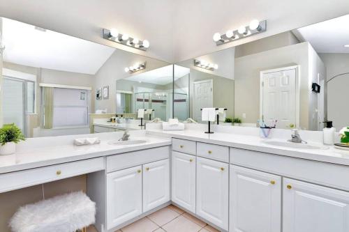 基西米Lakeview Luxury Oasis的白色的浴室设有2个水槽和2面镜子