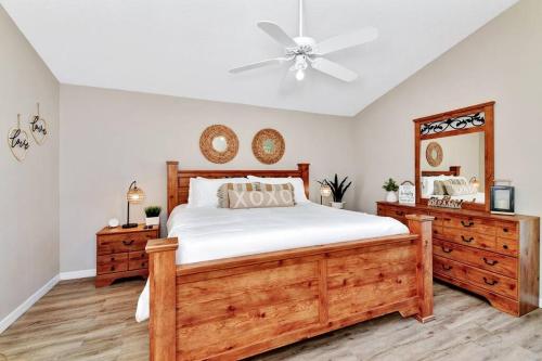 基西米Lakeview Luxury Oasis的一间卧室配有一张木床和吊扇