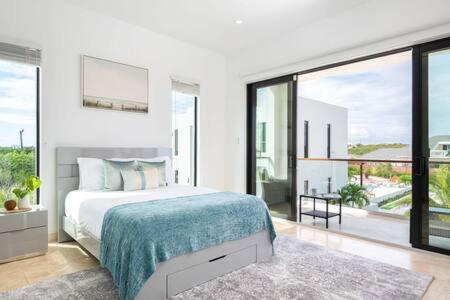 Long Bay HillsPrivate Pool Villa, Long Bay Beach with VIP Extras的白色的卧室设有床和大窗户