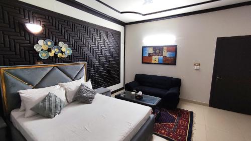 伊斯兰堡Aleph Islamabad Guest House的一间卧室配有一张床和一把椅子