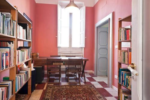 布林迪西I Templari B&B self-contained的图书馆里带桌椅的房间