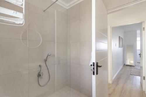 布鲁堡史特兰Blouberg Heights 207的带淋浴的浴室和玻璃门