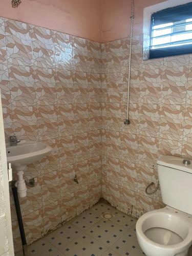 济金绍尔Grand Yoff的一间带卫生间和水槽的浴室
