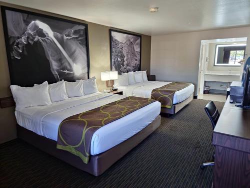 威肯勃格威客堡速8酒店的酒店客房配有两张床和一张书桌
