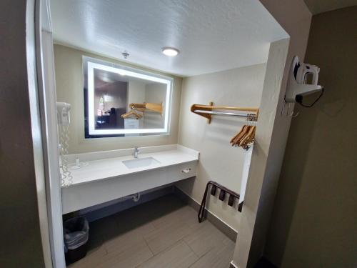 威肯勃格威客堡速8酒店的一间带水槽和镜子的浴室