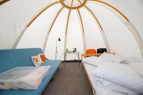 德辛杰钦坎普露营地的一间卧室,配有带一张床和一张桌子的帐篷