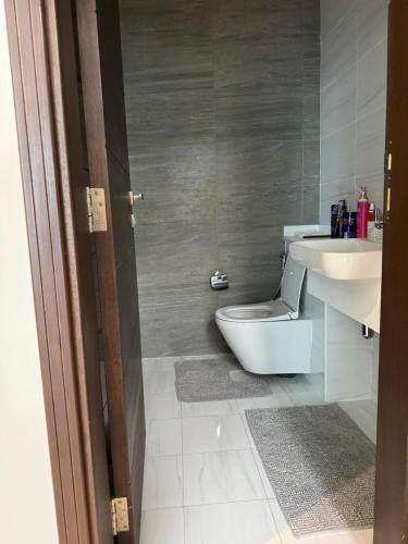 迪拜1 BHK Luxury的一间带卫生间和水槽的浴室