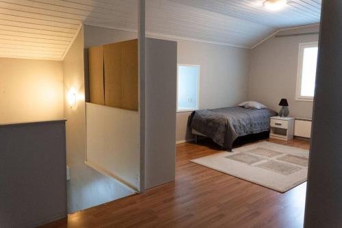 约恩苏Villa Ylämylly的一间卧室配有一张床,另一间卧室配有一张床。