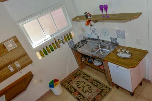 格拉瓦塔尔绿色生活环保旅馆的一个带水槽和窗户的小厨房