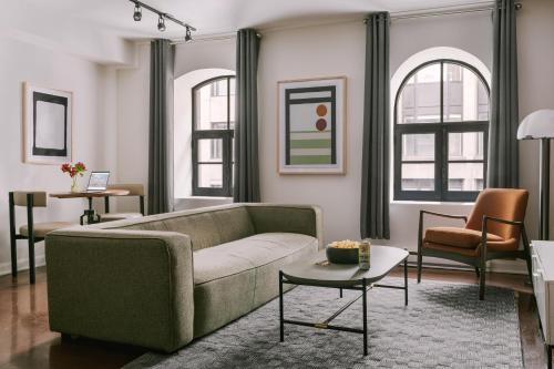蒙特利尔Sonder Penny Lane的客厅配有沙发和两把椅子