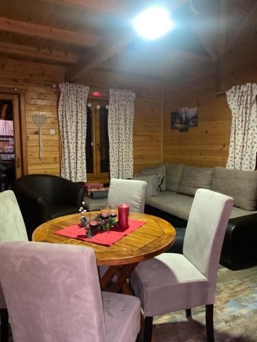 LjubovijaDrinka的客厅配有桌椅和沙发
