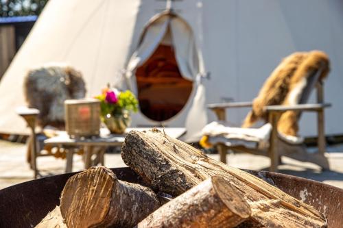 LembekeComfort Tipi Marie, Tipi Bo Deluxe & tent Nicolaï - 'Glamping in stijl'的一间有帐篷和一碗木的房间