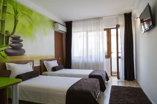 RazgradHotel GabriSa的酒店客房设有两张床和电视。