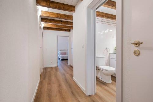 卡尔卡维洛斯CARCAVELOS CHALLET的白色的浴室设有卫生间和水槽。