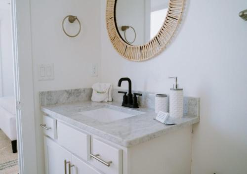 杰克逊维尔海滩Luxurious 4 Bedroom Home In Jacsonville Beach的一间带水槽和镜子的浴室