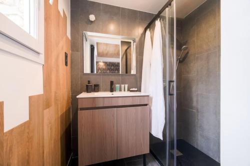 阿蒂斯蒙斯Le Black & White - 10 min Orly, 3 min gare Juvisy的一间带水槽、镜子和淋浴的浴室