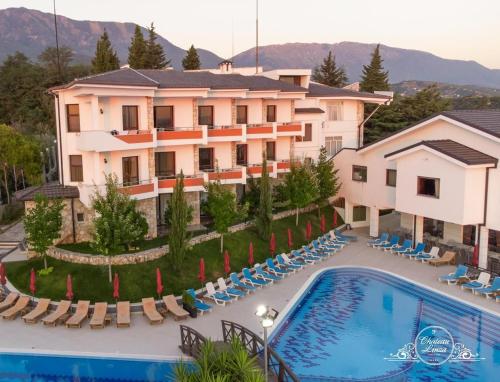 地拉那Chateau Linza Resort的享有酒店空中美景,设有游泳池