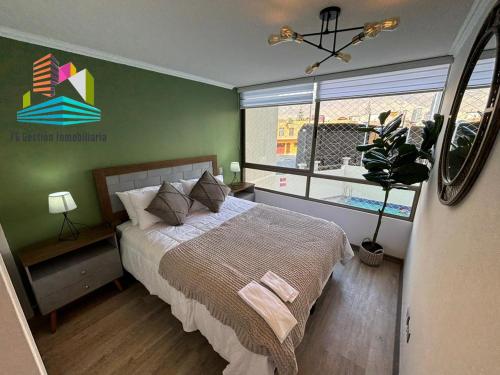 安托法加斯塔NUEVO E IMPECABLE A PASOS DEL MAR的一间卧室设有一张床和一个大窗户