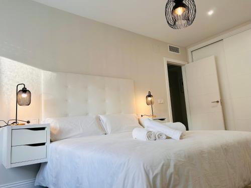 科尔多瓦Gran Capitán Home的白色卧室配有一张带白色床单的大床