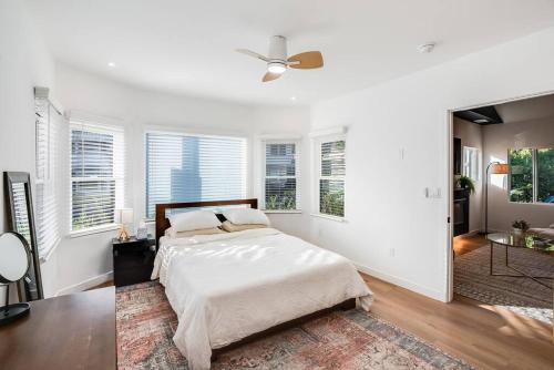 洛杉矶Private Gated 3 BD - 3 BR Modern Home的白色卧室配有床和吊扇