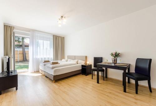 布拉格苏怡公寓的客厅配有床、桌子和书桌