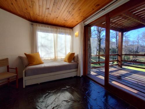 圣马丁德洛斯派胡恩-蒙塔纳度假酒店的一间卧室设有一张床和一个大窗户