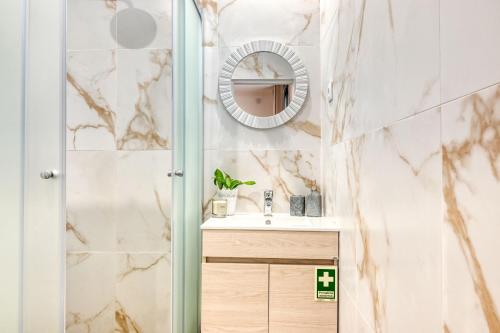 FaialCasa dos Anjos, a Home in Madeira的一间带水槽和镜子的浴室