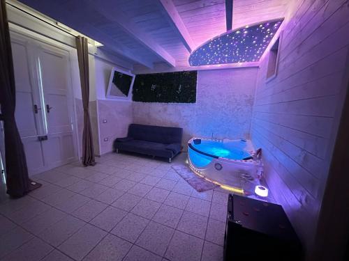 加利波利LE DIMORE CENTRO的一间带水槽的浴室和一张沙发