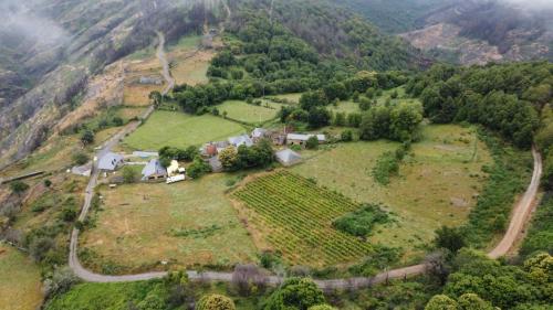 Puebla del BrollónO Busto Aldea Rural, Apartamento HORNO 1的高山上农场的空中景观