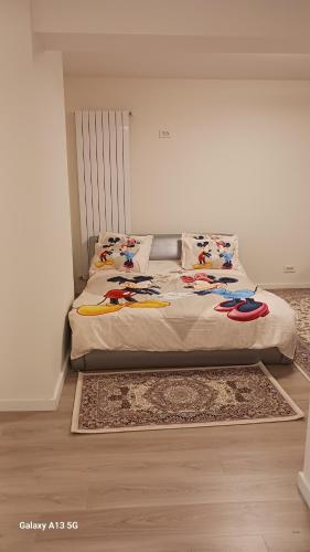 奥托佩尼Trio Maria的一间卧室配有两张带色彩缤纷枕头的床
