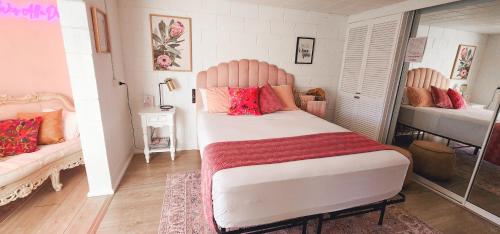 埃尔利海滩The Haven View - Airlie Beach的一间卧室配有一张带粉红色床头板的大床