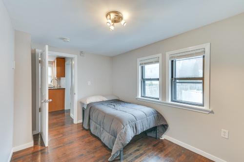 马尔登Pet-Friendly Malden Apartment 7 Mi to Boston!的一间卧室设有两张床和窗户。