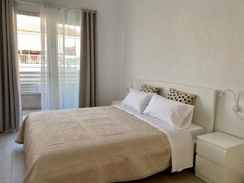 圣胡安海滩Casa Antonio - apartamento Orion的白色的卧室设有一张大床和一个窗户