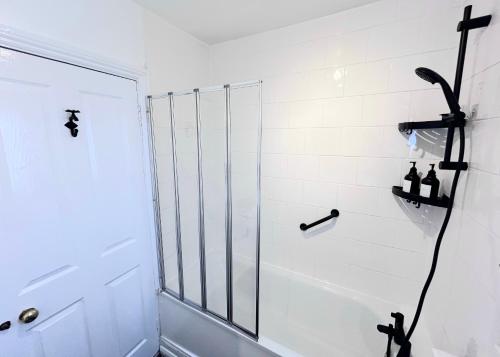 伦敦Fabulous One Bedroom House in Penge area in London的带淋浴的浴室和玻璃门