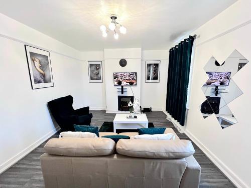 伦敦Fabulous One Bedroom House in Penge area in London的客厅配有两张沙发和一张桌子