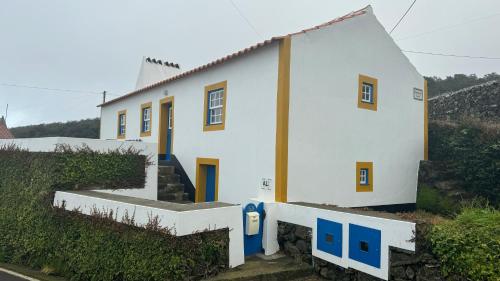 英雄港Casa da Lapa的山上的白色房子,有蓝色的门