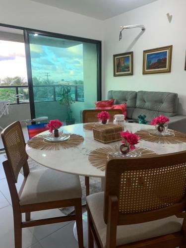 德奥多鲁元帅镇Apartamento a Beira-Mar - Praia do Francês的一间带桌椅和沙发的用餐室
