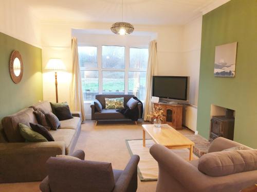LlanddulasBeach House, Llanddulas near Colwyn Bay的客厅配有两张沙发和一台电视