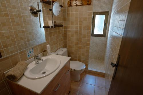 拉莫拉Casa Rural Can Blaiet的一间带水槽和卫生间的浴室