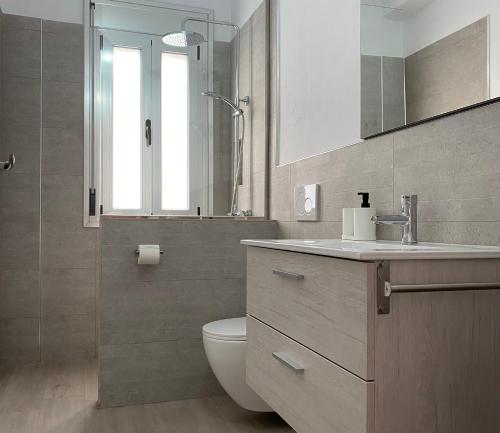圣胡安海滩Casa Antonio - apartamento Orion的一间带卫生间、水槽和镜子的浴室