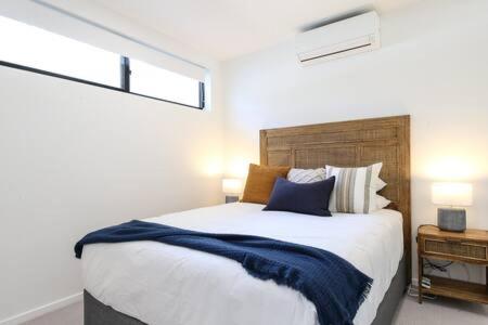 巴特曼斯贝Elegant Bay Side 1-Bed Apartment with Views的一间卧室配有一张带蓝色毯子的床